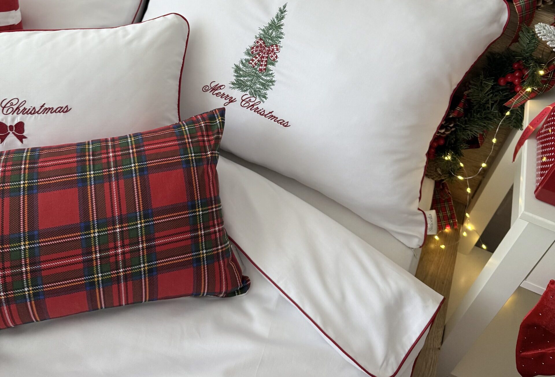 Świąteczna poszewka bawełniana szkocka krata – klasyczny wzór w ciepłych kolorach