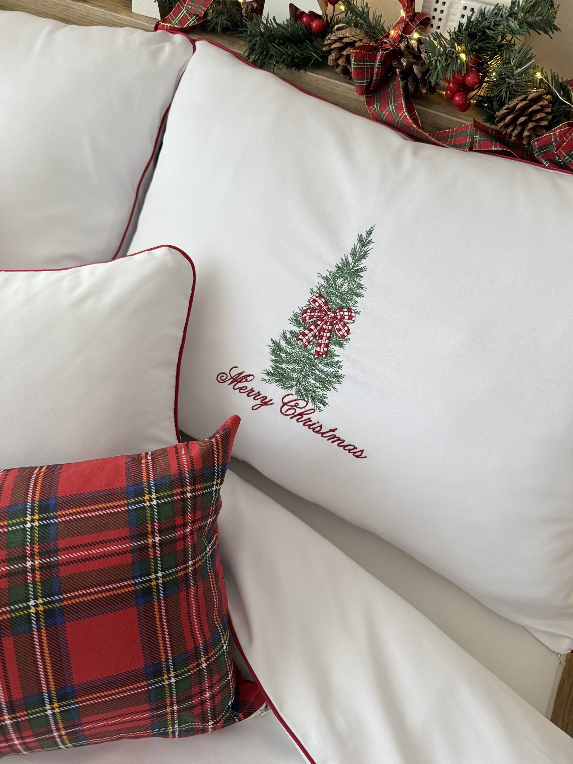 Zbliżenie na haft choinki z kokardą Merry Christmas wykonany najlepszymi nićmi trwały haft maszynowy