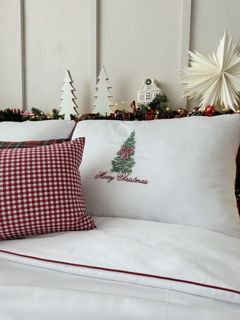 Świąteczny komplet pościeli haft choinki z kokarda biało czerwoną