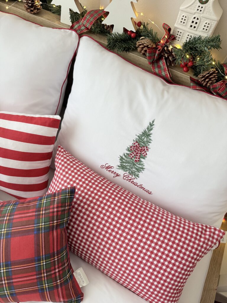 Pościel świąteczna z haftem choinki z kokardą i Merry christmas, pościel w kolorze białym, 100% bawełna