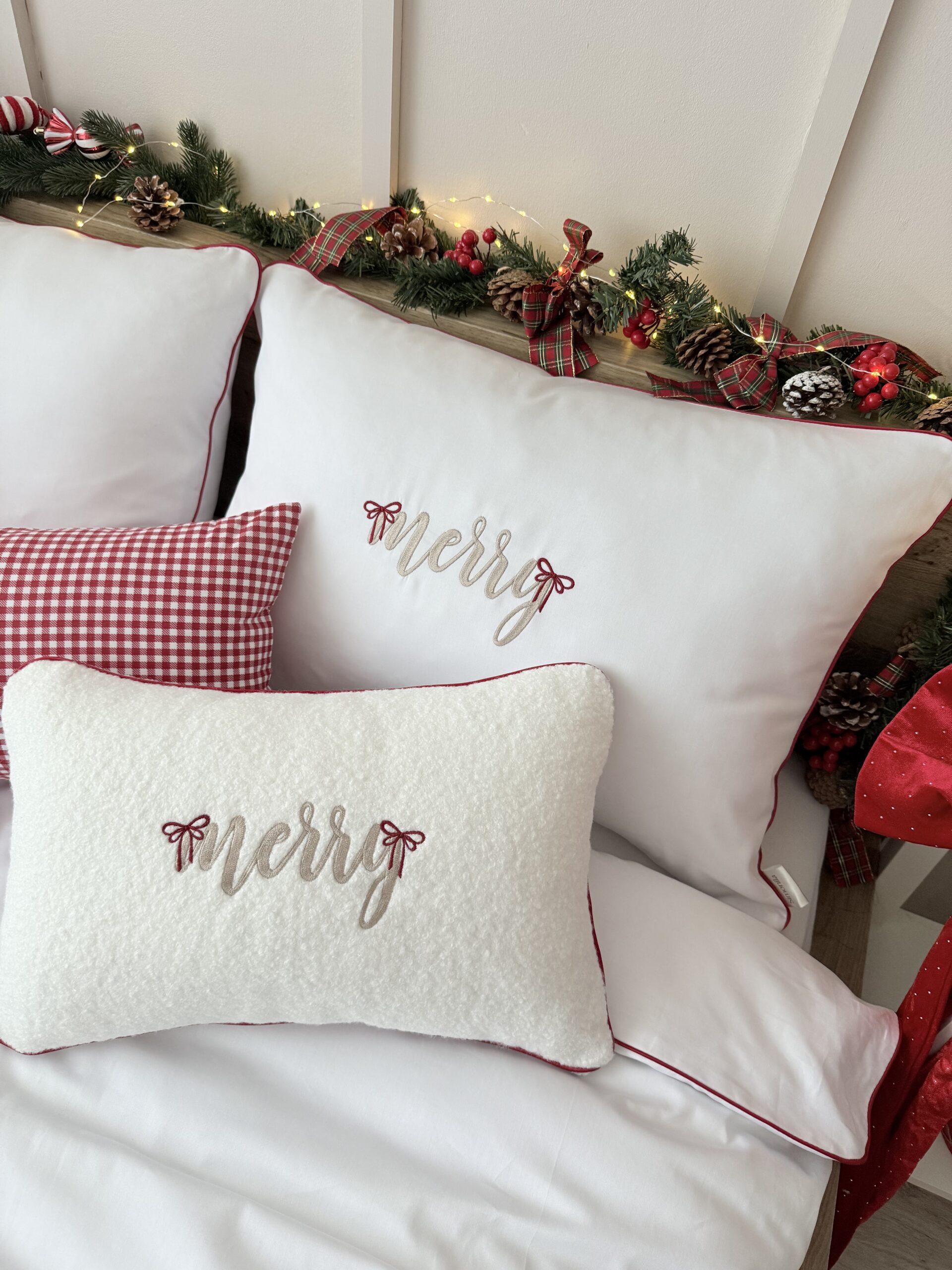 Czerwona kokardka na pościeli świątecznej Merry z wypustką w kolorze świątecznej czerwieni