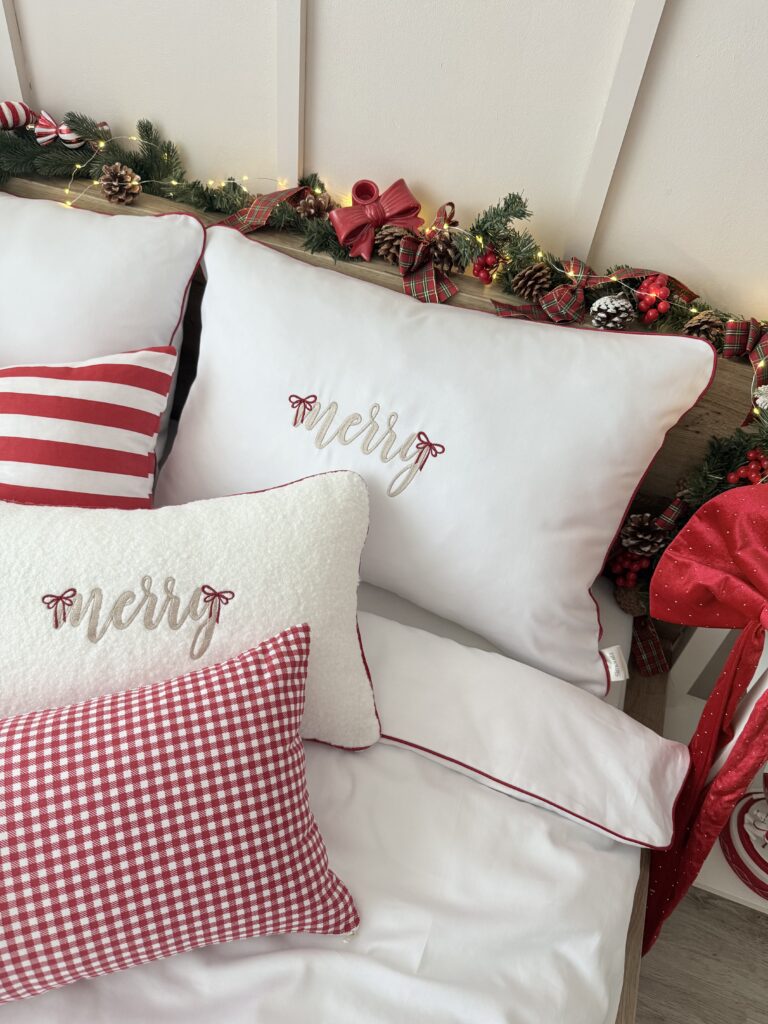 Pościel świąteczna Merry z kokardkami z haftem Mary, 100% bawełna Simonila