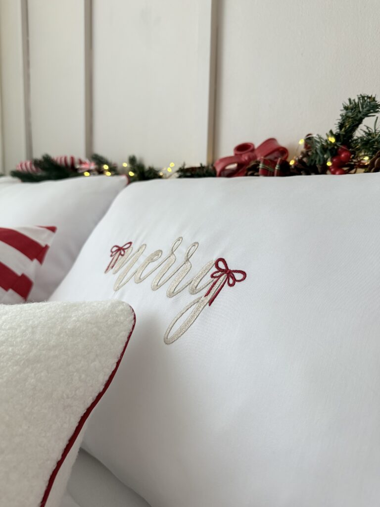 Komplet pościeli świątecznej Merry z kokardkami w świątecznej aranżacji sypialni Simonila