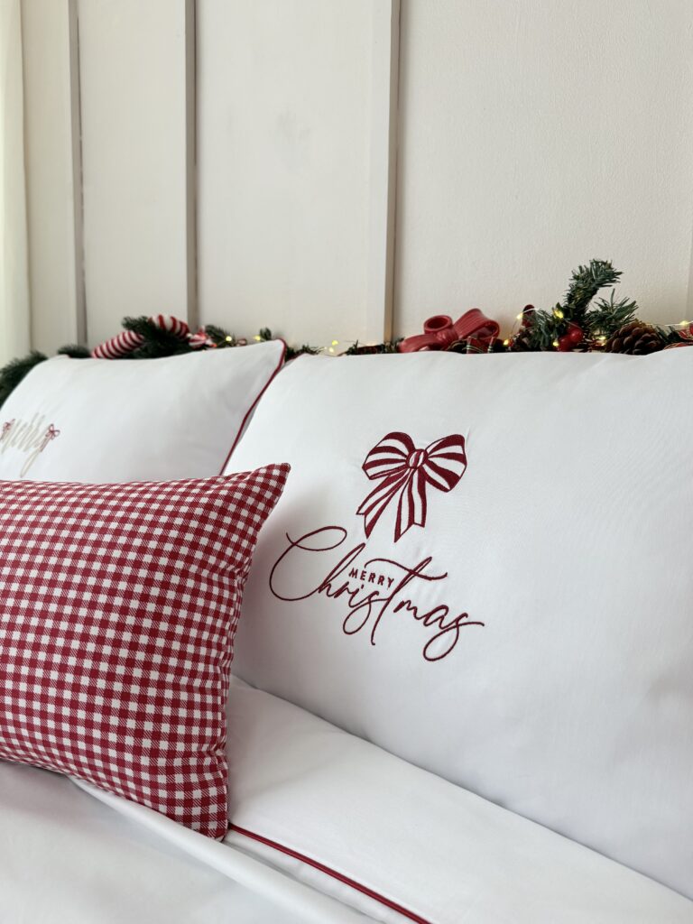 Komplet pościeli bawełnianej z czerwoną kokardą i eleganckim wykończeniem