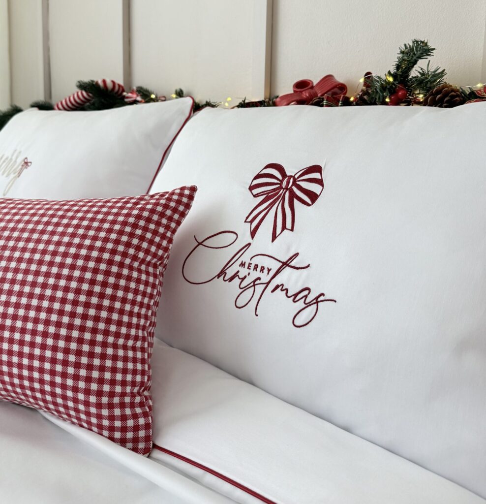 Komplet pościeli bawełnianej z czerwoną kokardą i eleganckim wykończeniem