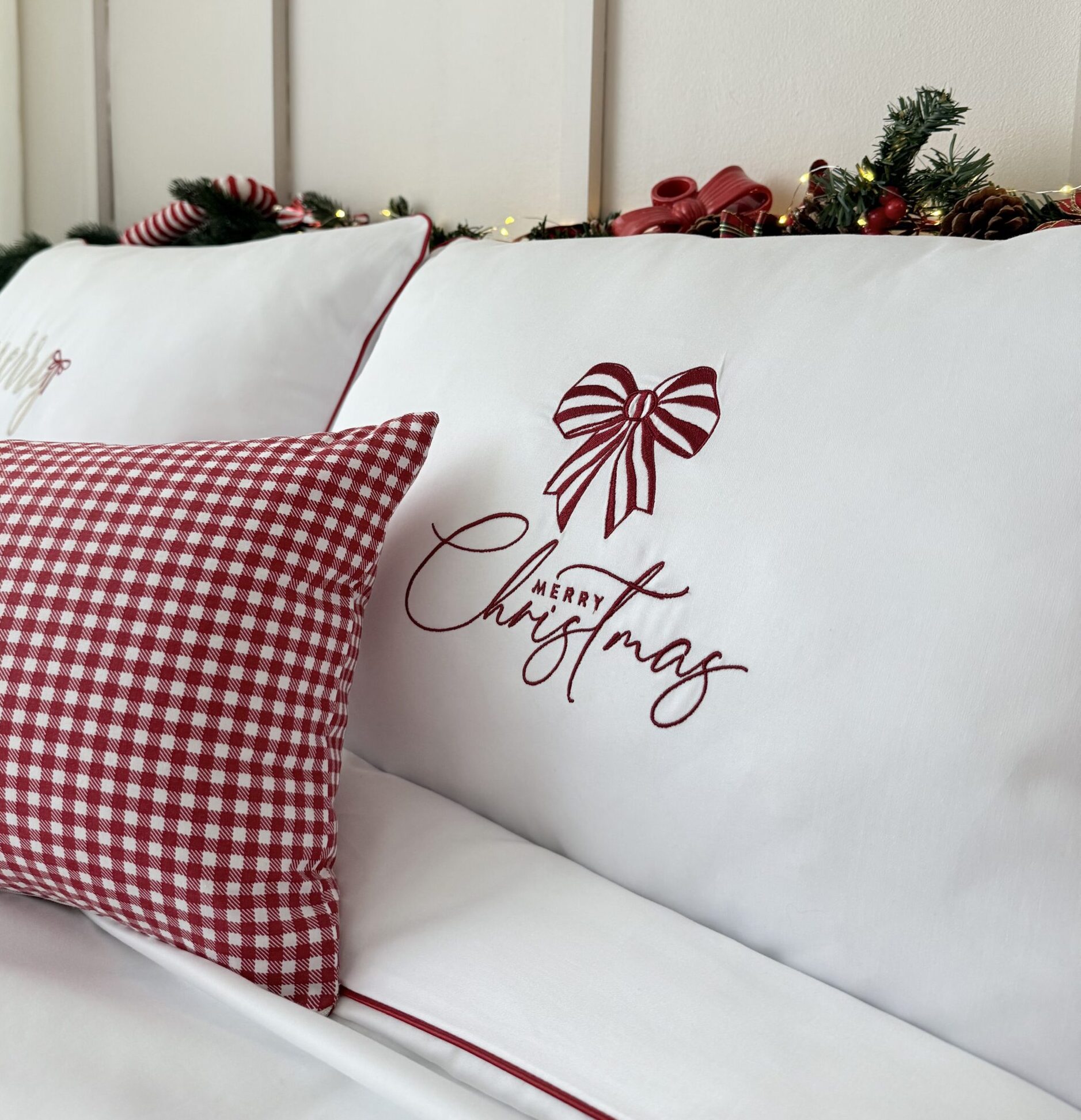 Komplet pościeli bawełnianej z czerwoną kokardą i eleganckim wykończeniem