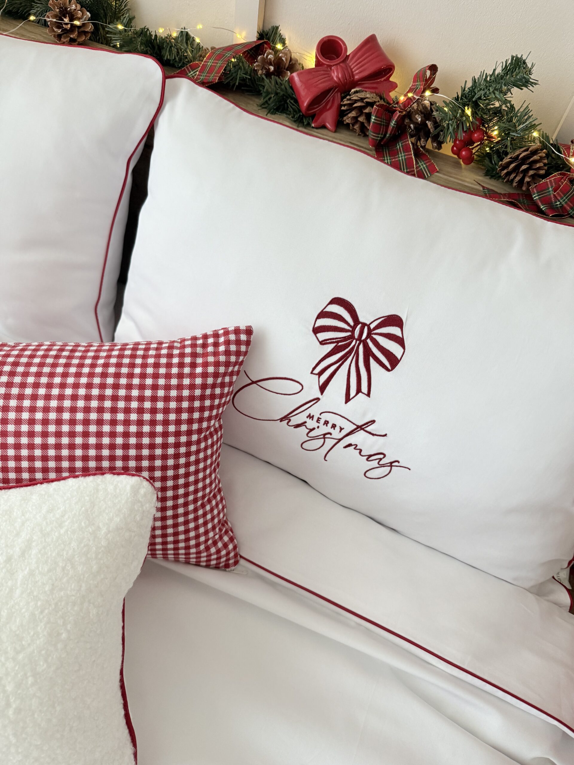 Świąteczna pościel z czerwoną kokardą – komplet bawełniany Merry Christmas Simonila