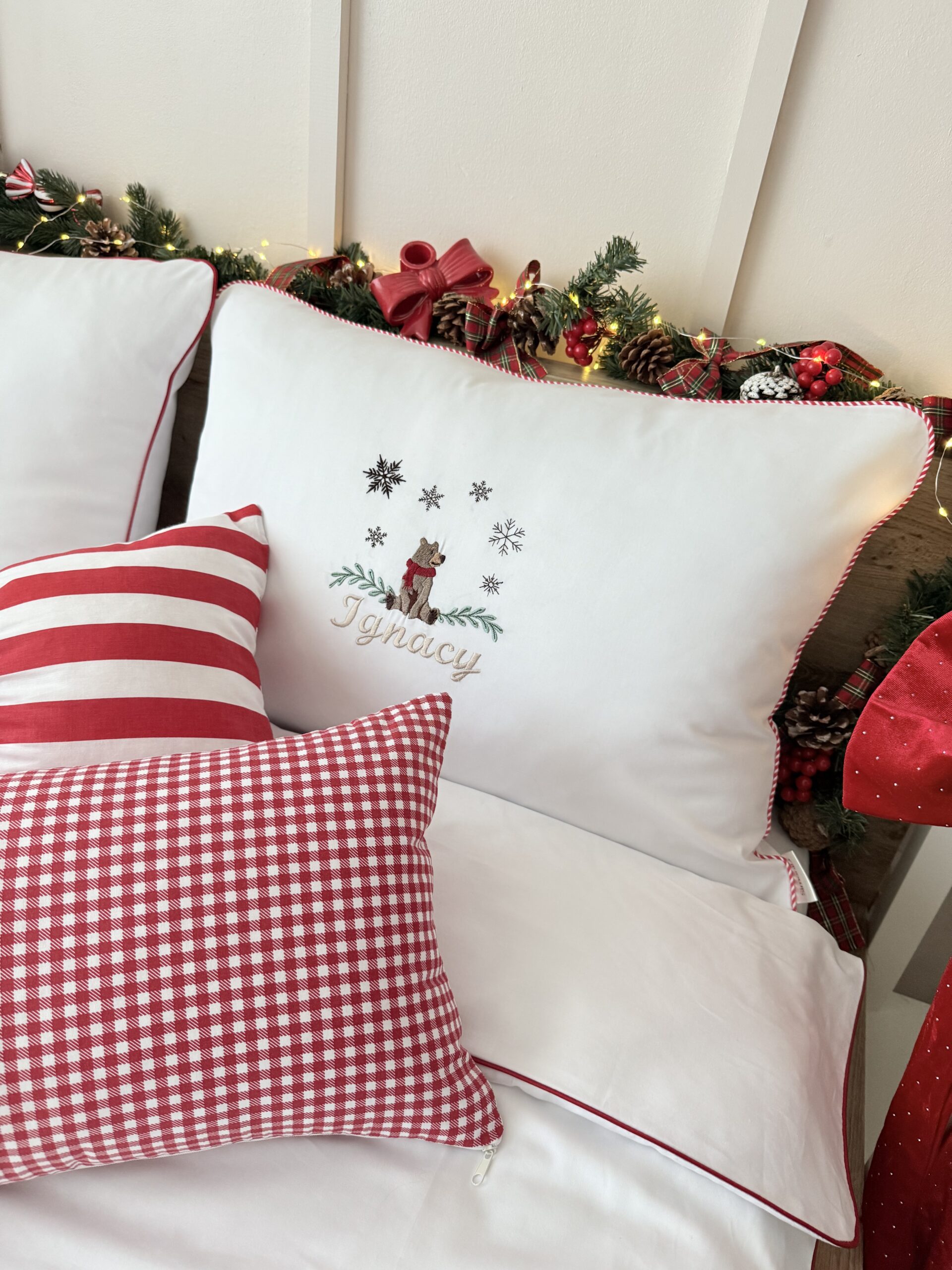 Świąteczna pościel dziecięca z haftem – biały komplet na zamówienie z niedźwiadkiem lub sarenką