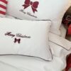 Świąteczna poduszka z bordowym haftem Merry Christmas i bordową wypustką