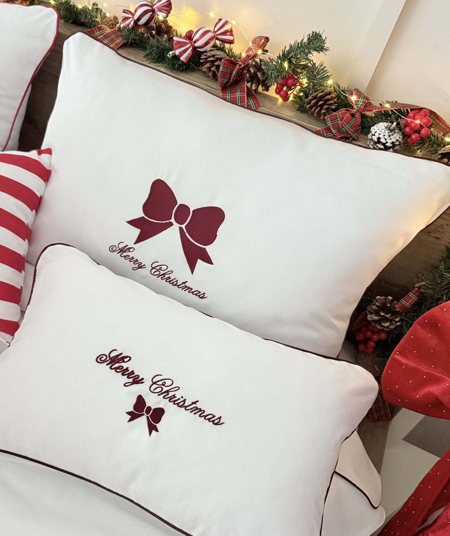 Świąteczna pościel z bordową kokardą Merry Christmas – komplet biały z bordową wypustką
