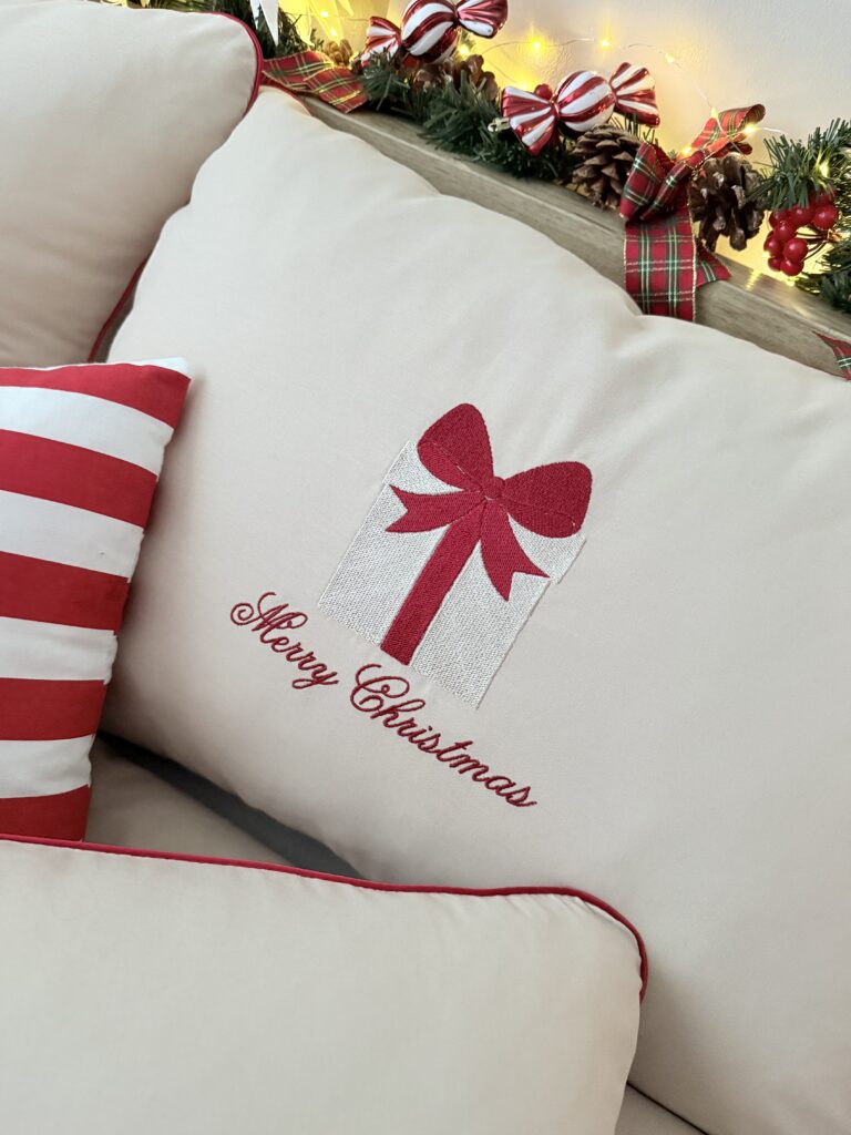 haft prezent z kokardą czerwoną merry Christmas detal