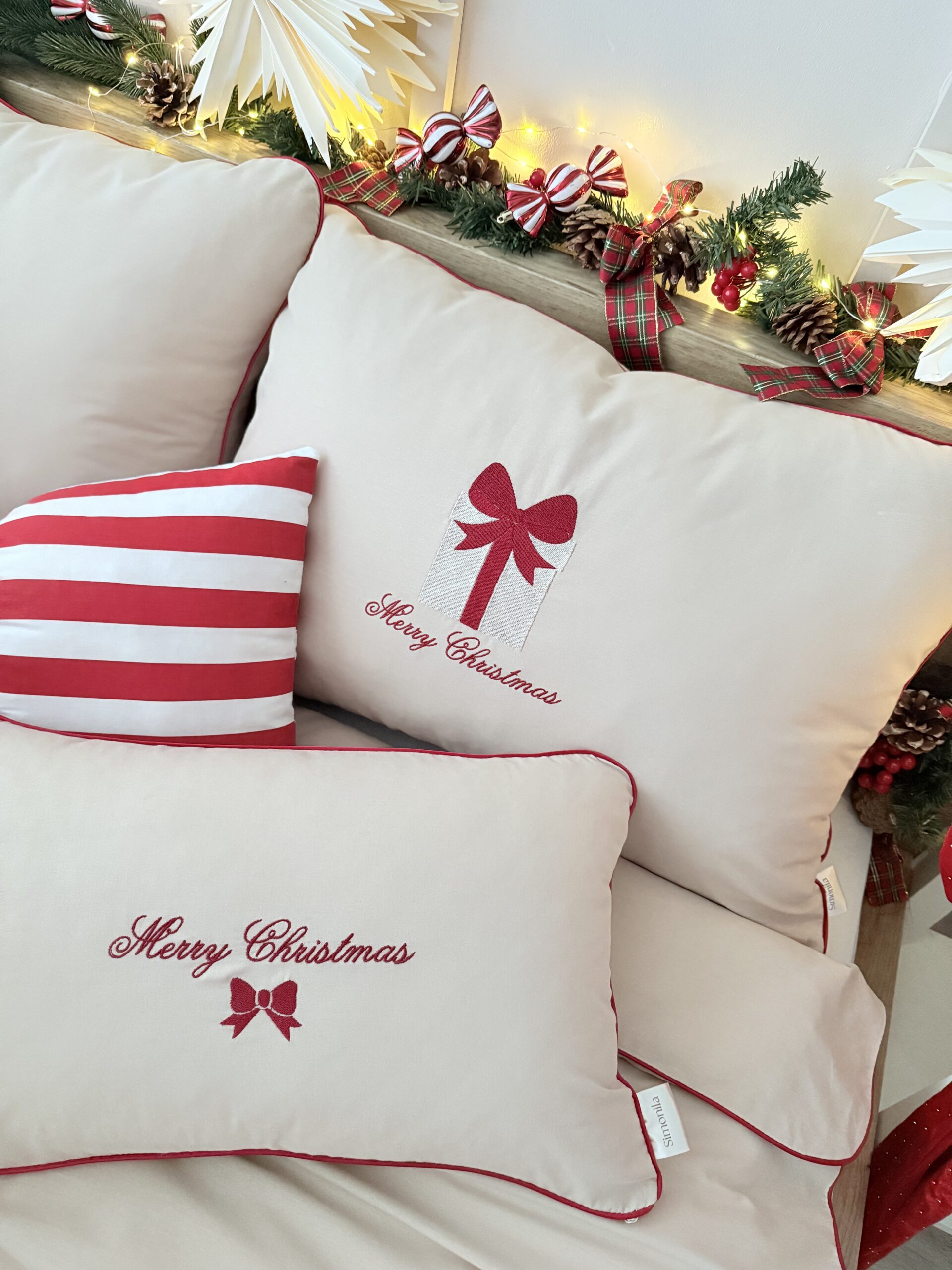 haft prezent z kokardą czerwoną merry Christmas detal