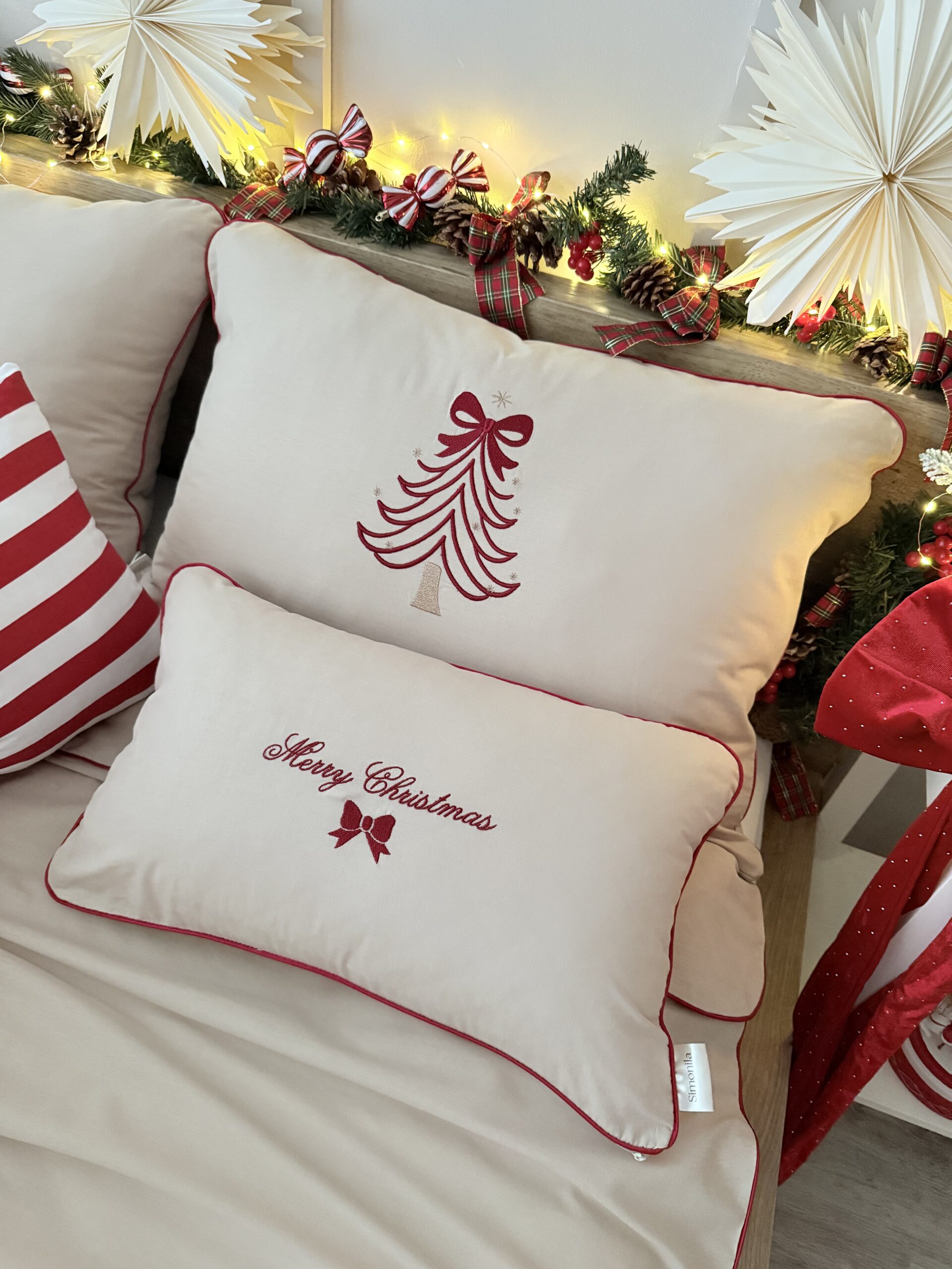 Świąteczna pościel z czerwoną choinką – komplet bawełniany z haftem i złotymi gwiazdkami