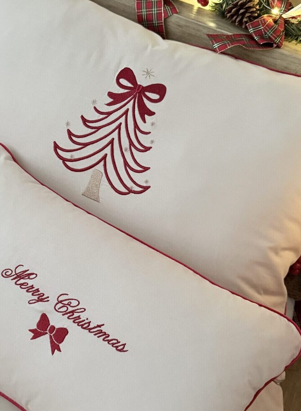 Świąteczna pościel z czerwoną choinką – komplet bawełniany z haftem i złotymi gwiazdkami