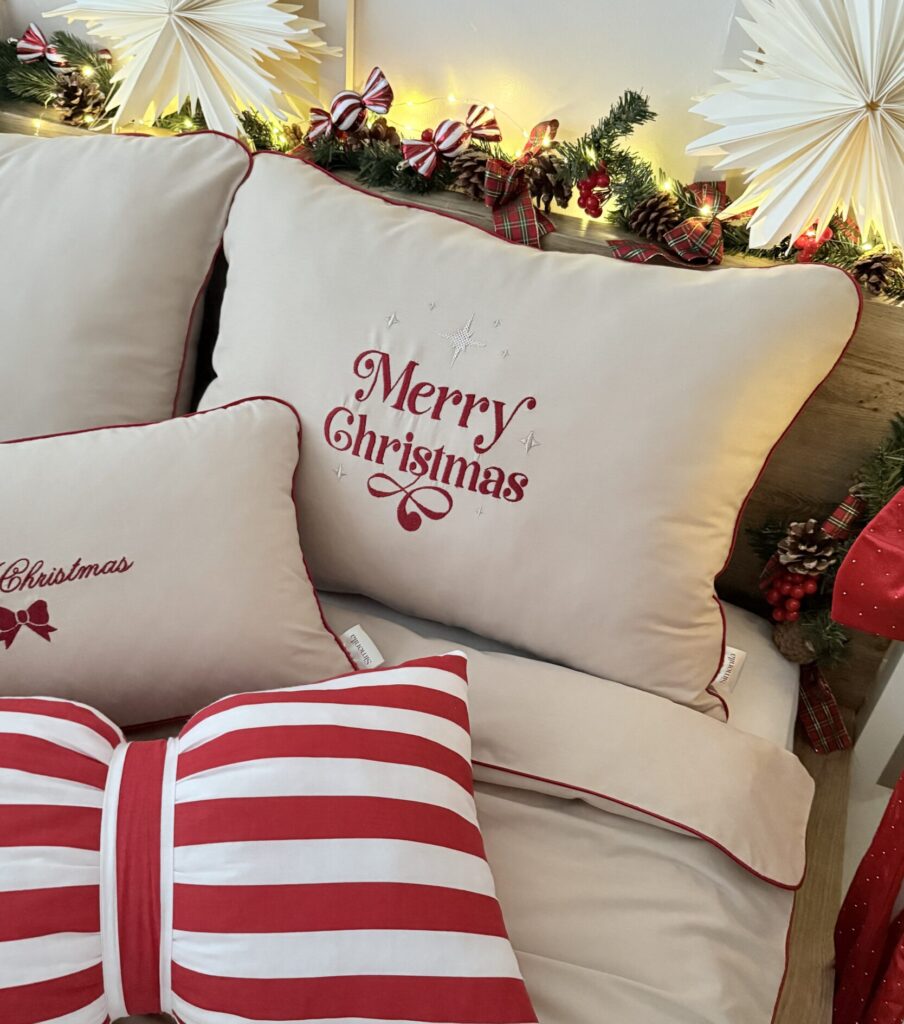 Świąteczna pościel cappuccino Merry Christmas z haftem w czerwieni