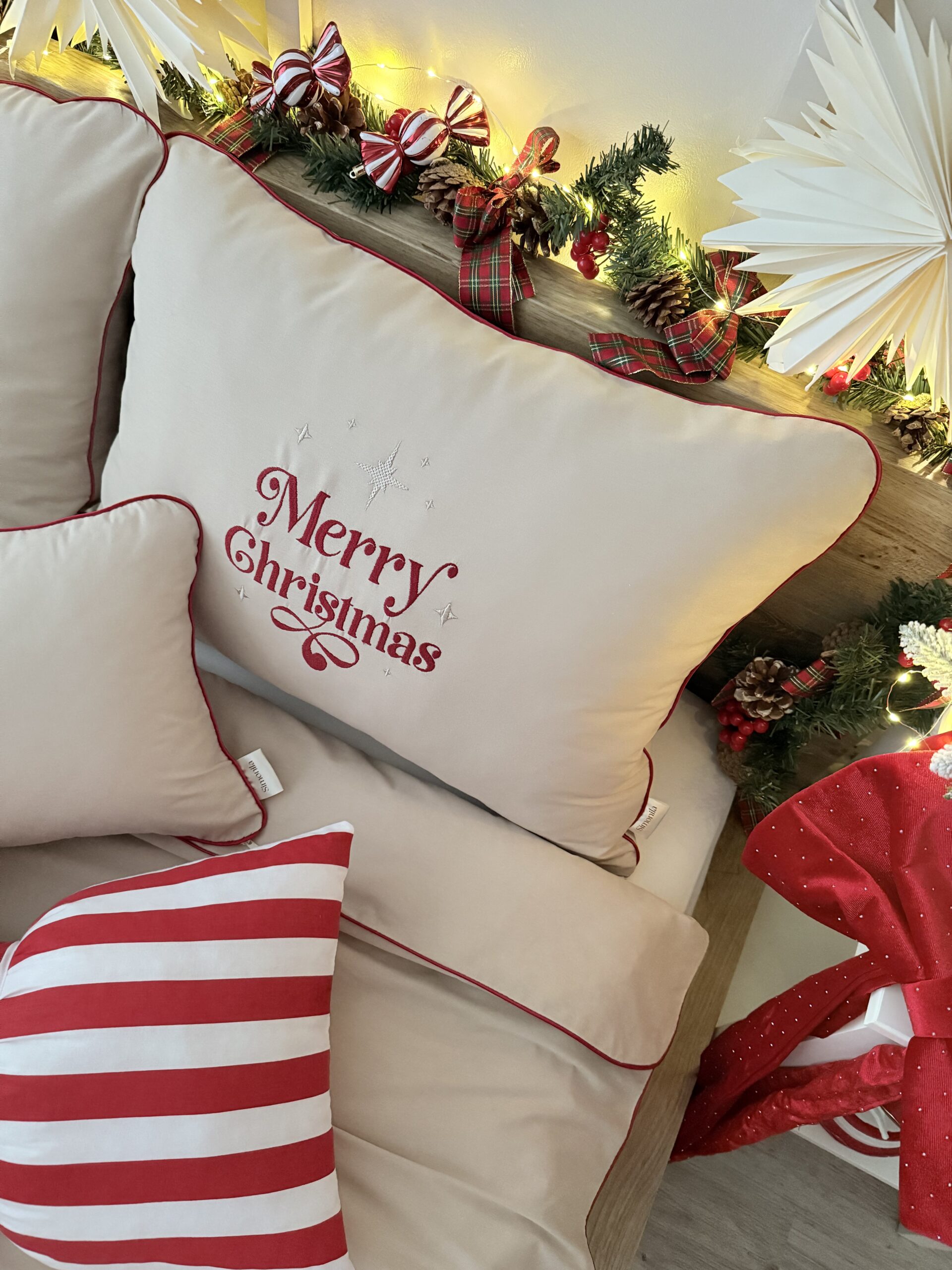 Haft Merry Christmas w kolorze czerwonym na pościeli cappuccino