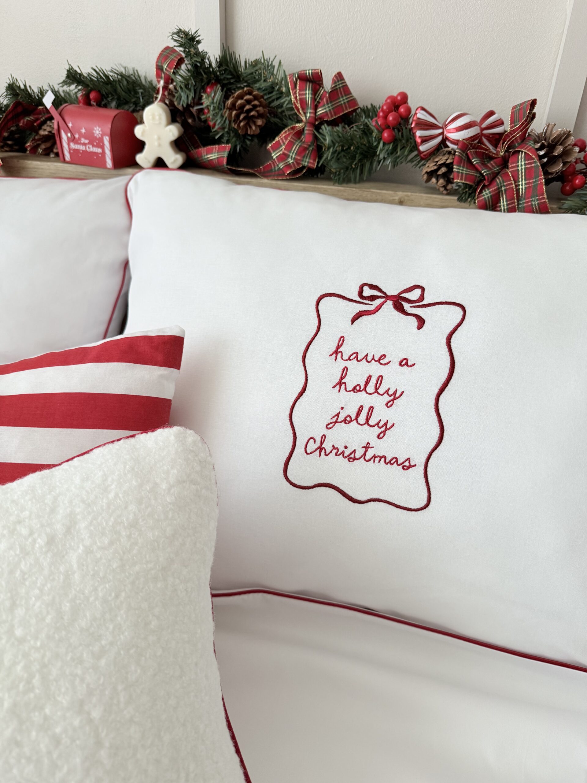 Świąteczna pościel z ramką i kokardą – zbliżenie haftu Holy Night