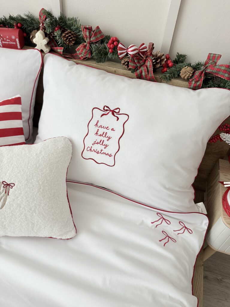 Świąteczna pościel z ramką i kokardą Simonila – widok kompletu