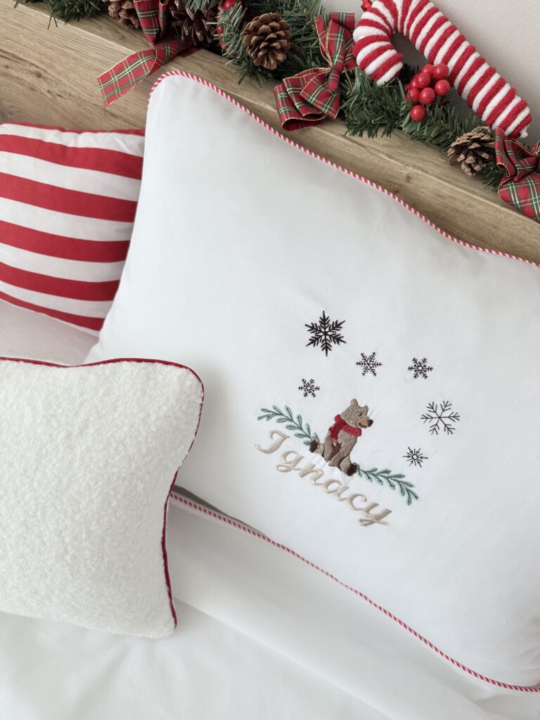 swiateczna-posciel-dziecieca-z-haftem-personalizacja-imienia