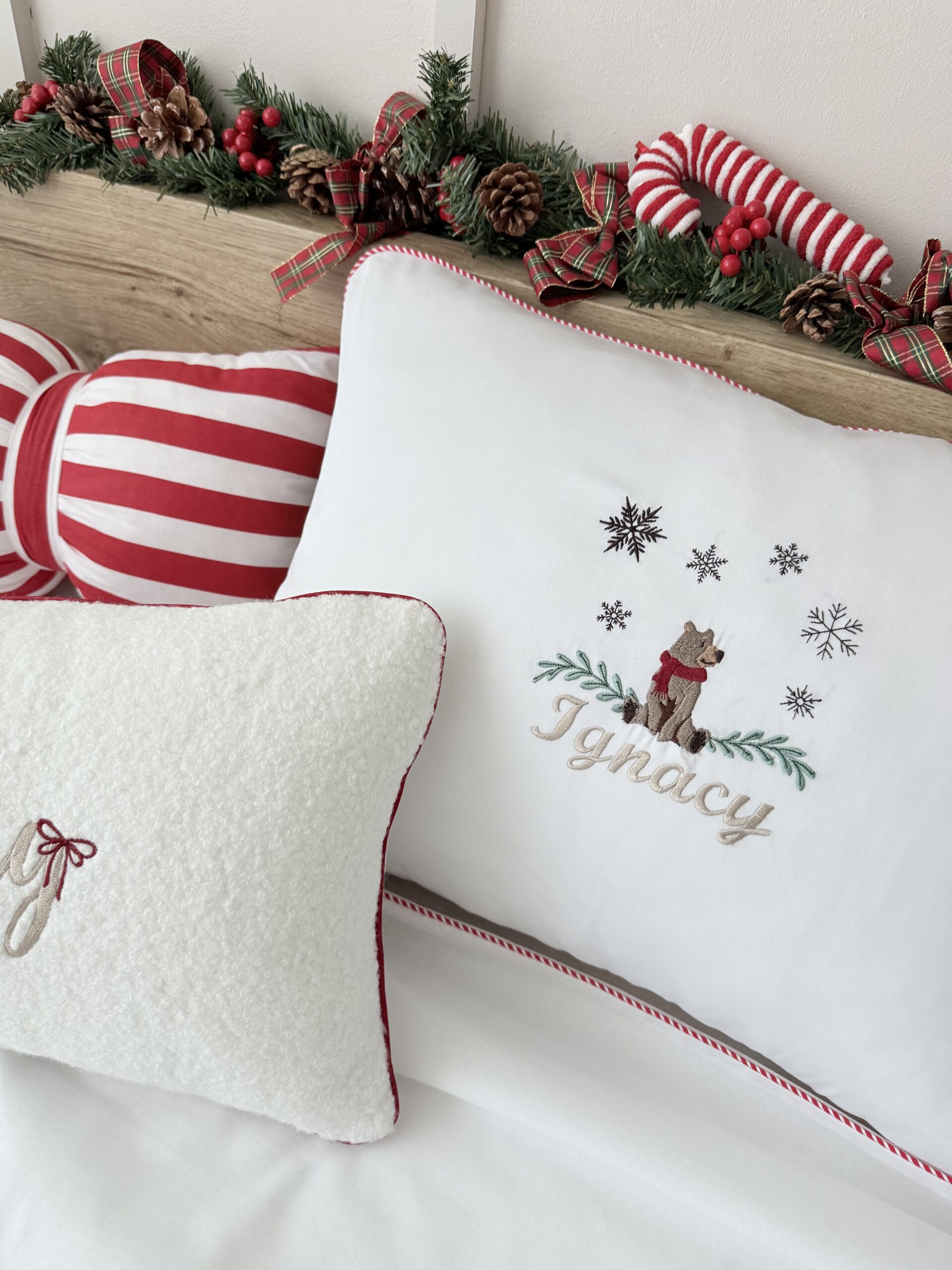 Świąteczna pościel dziecięca z haftem – personalizowana pościel z niedźwiadkiem i imieniem