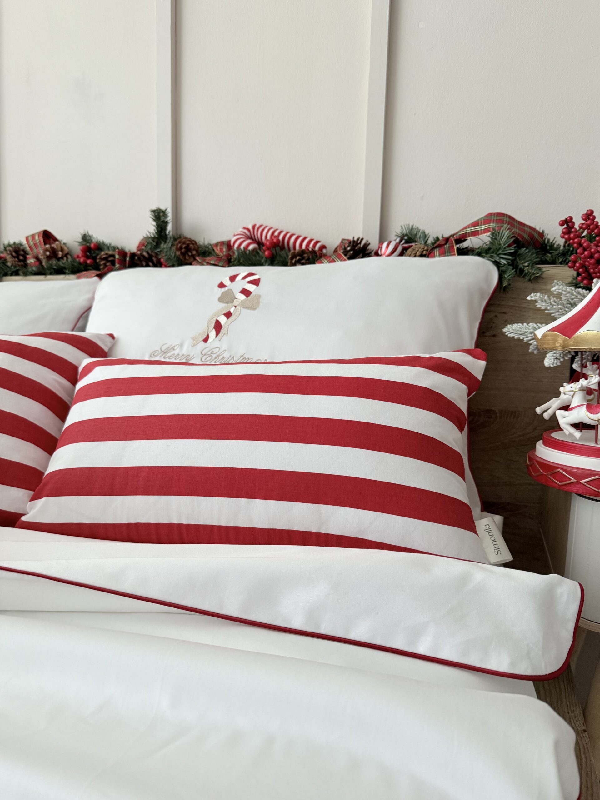 Świąteczna poszewka bawełniana w pasy biało czerwone  – 30x50 40x40 45x45