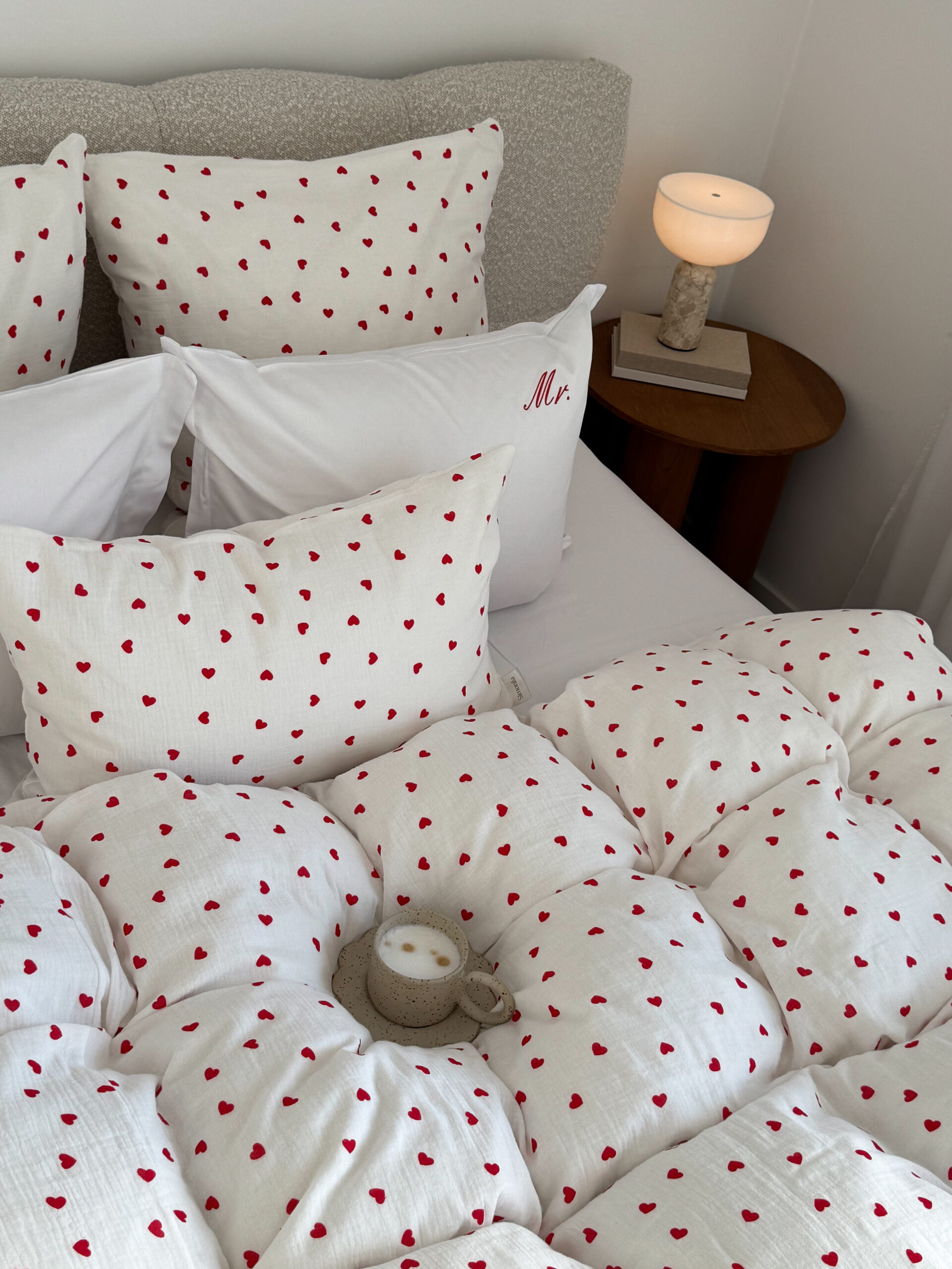 Pościel muślinowa w czerwone serduszka – ręczne wykończenie