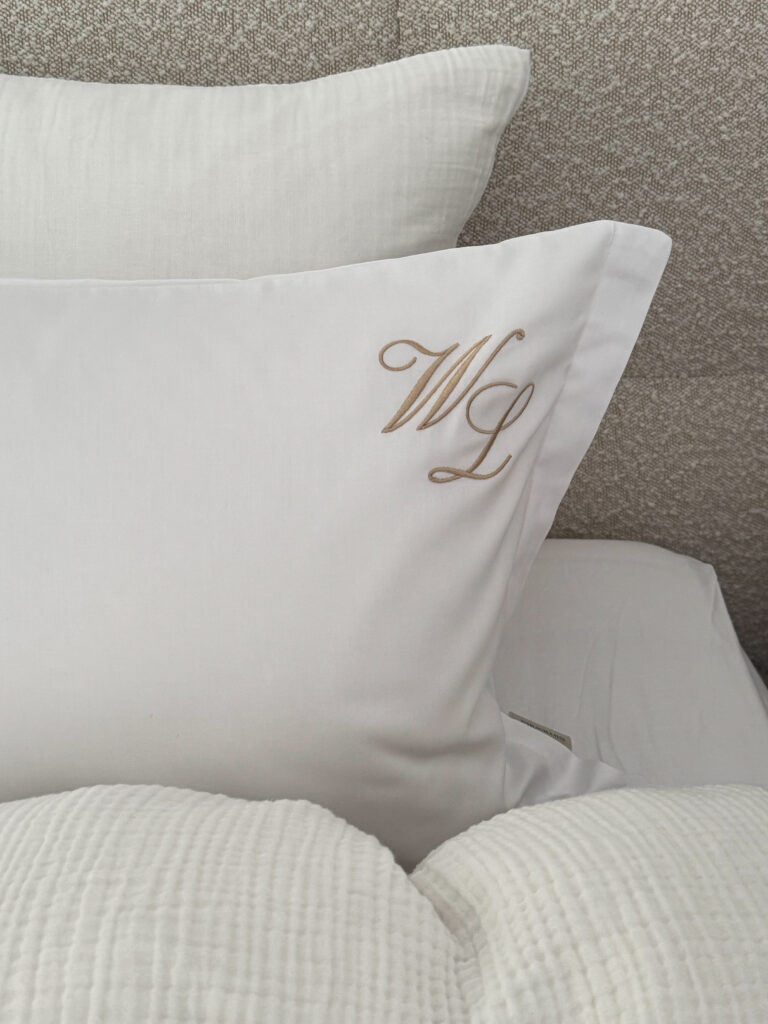 Pościel satynowa Pure biała z monogramem
