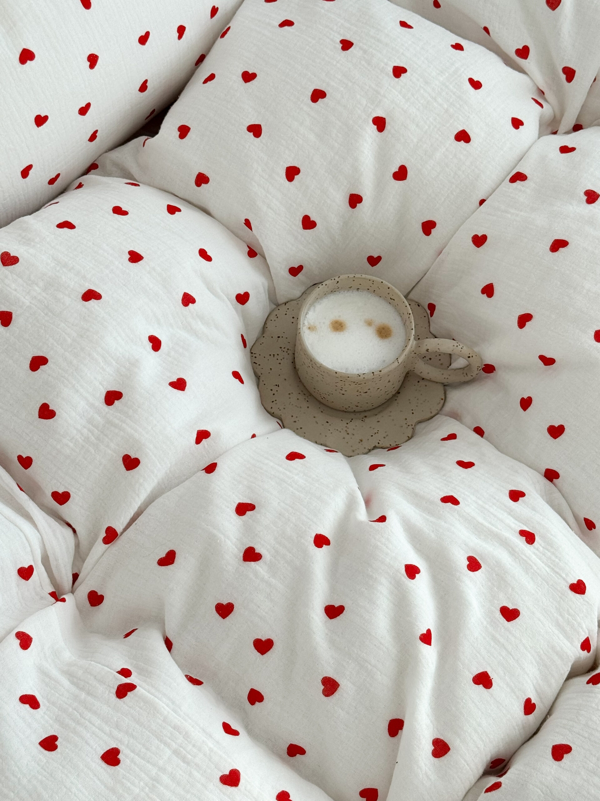 Pościel muślinowa w czerwone serduszka – struktura muślinu