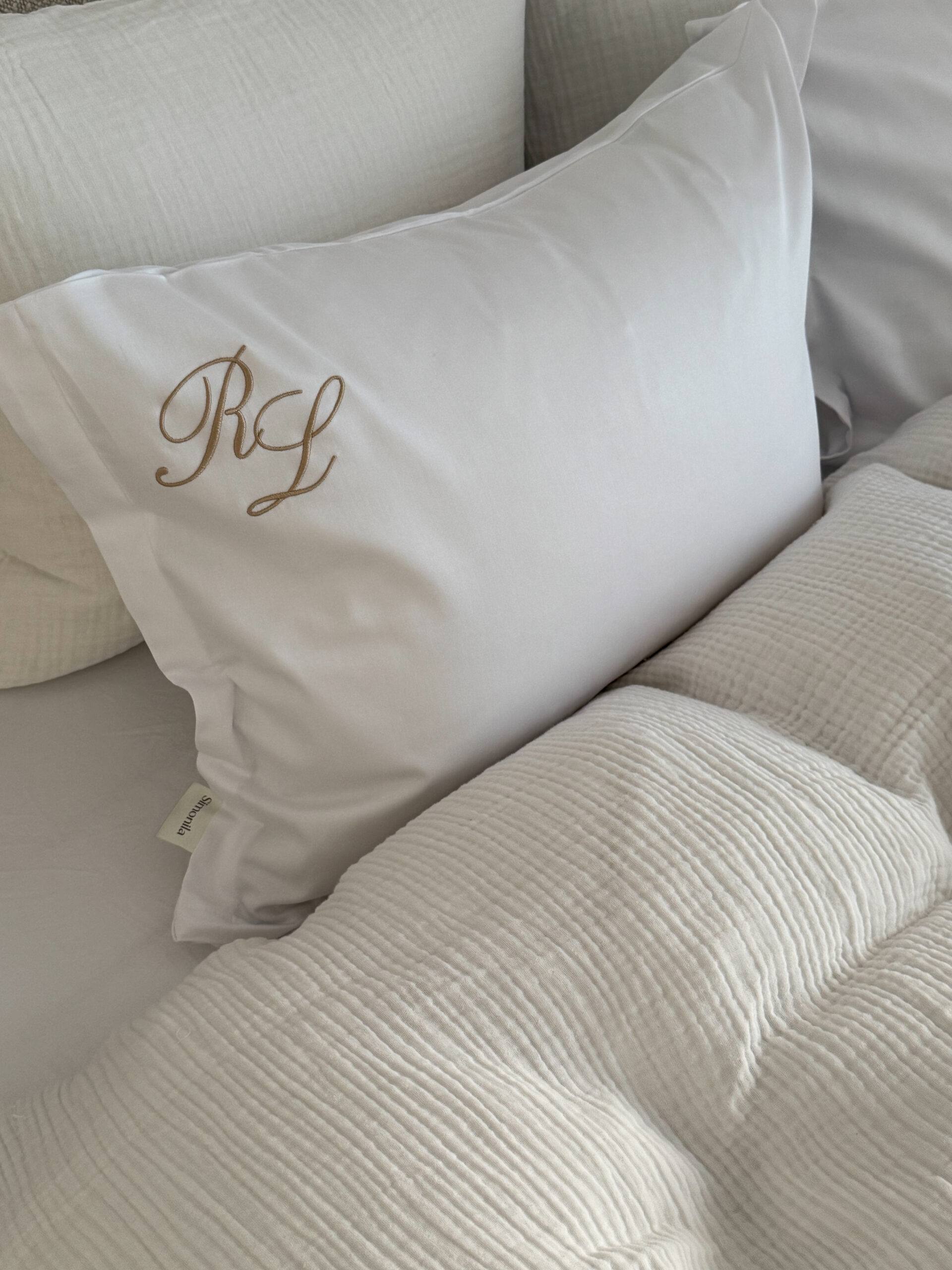 pościel satynowa pure biała z monogramem – detal haftu