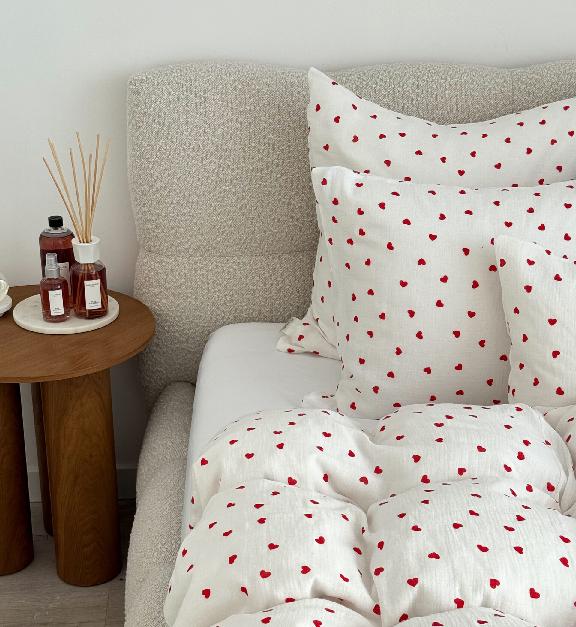 Pościel muślinowa w czerwone serduszka na łóżku
