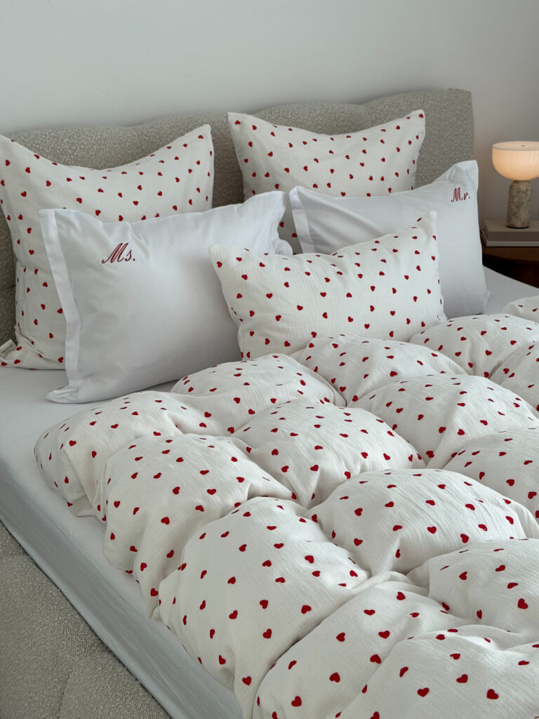 Poszewki muślinowe w czerwone serduszka Simonila