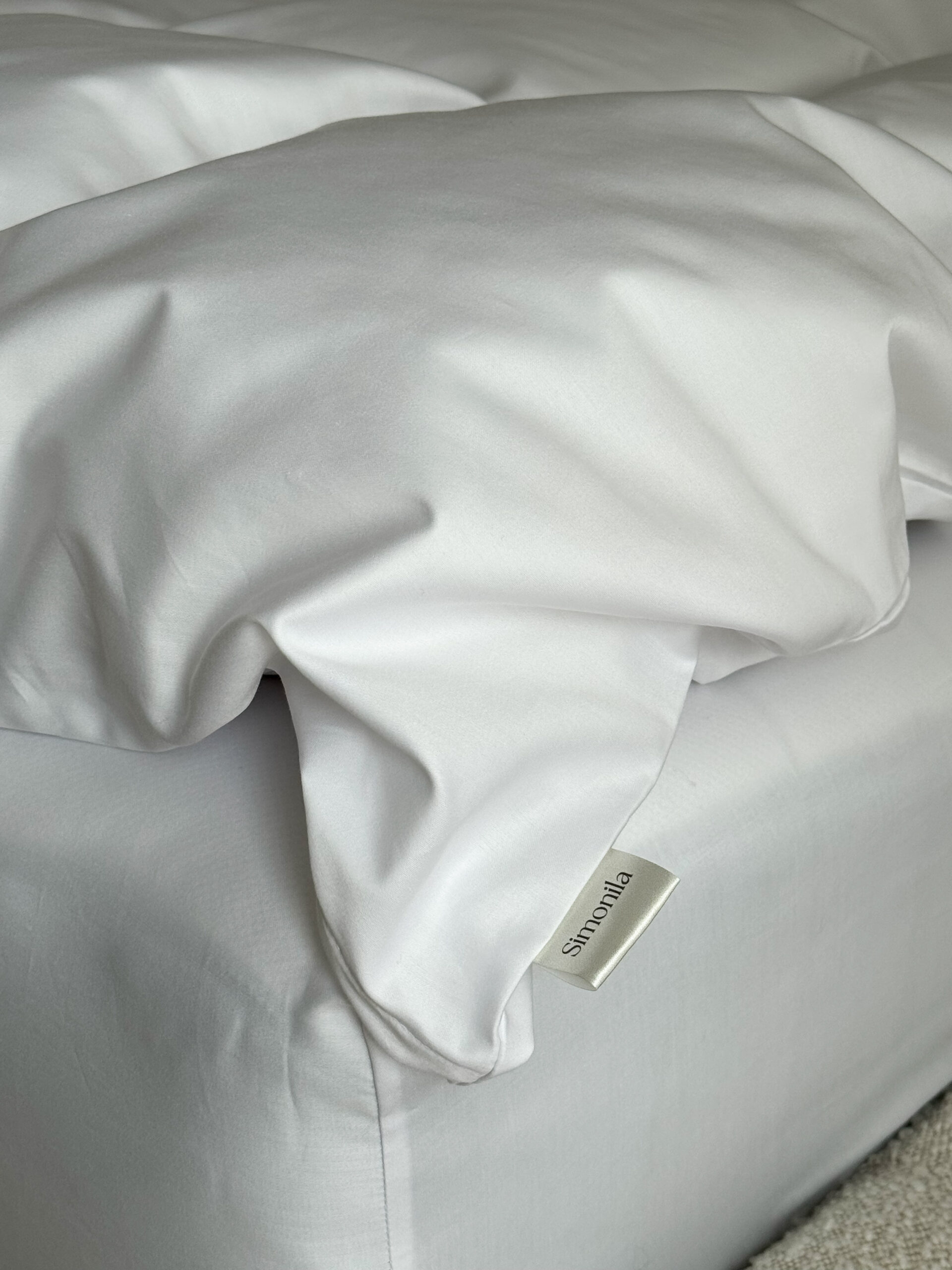 pościel satynowa pure biała na łóżku