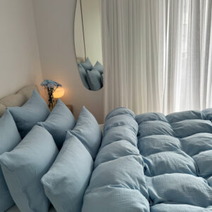 błękitna pościel muślinowa premium w jasnej sypialni