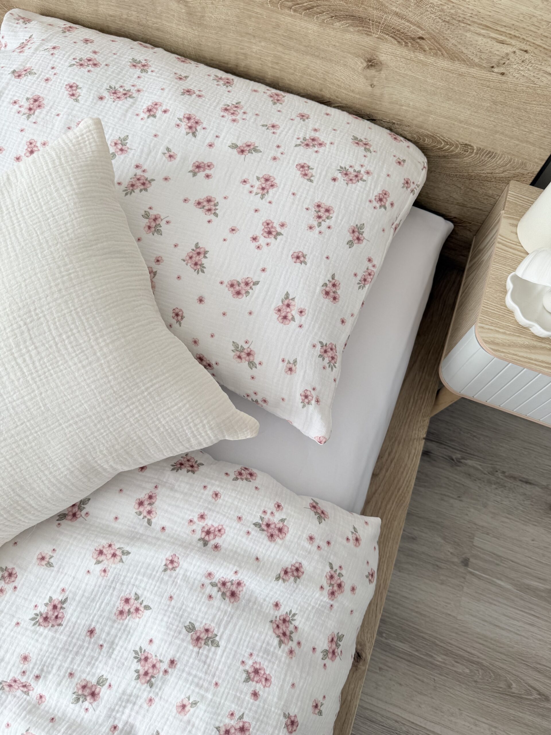 Pościel muślinowa w kwiaty drobne różyczki na białym tle Simonila