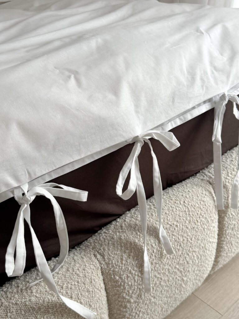 biala-posciel-wiązana-na-troczki-detal-kokardki