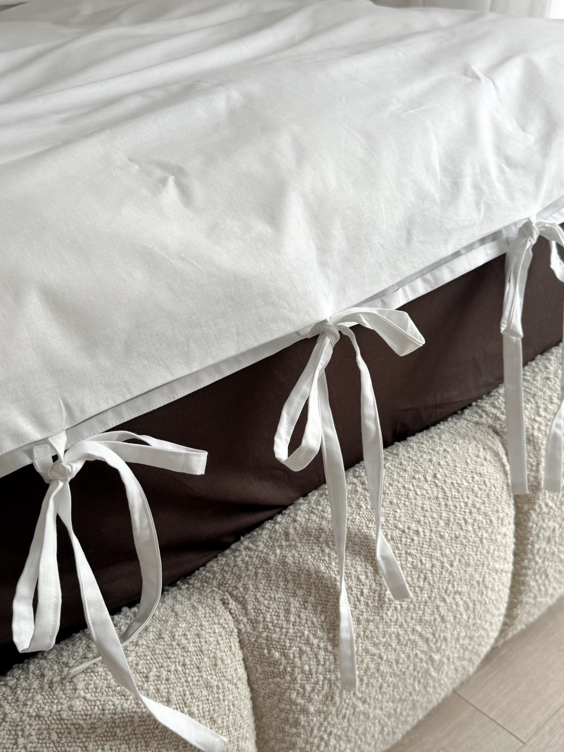 biala-posciel-wiązana-na-troczki-detal-kokardki