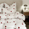 pościel bawełniana w czerwone serca komplet na łóżku