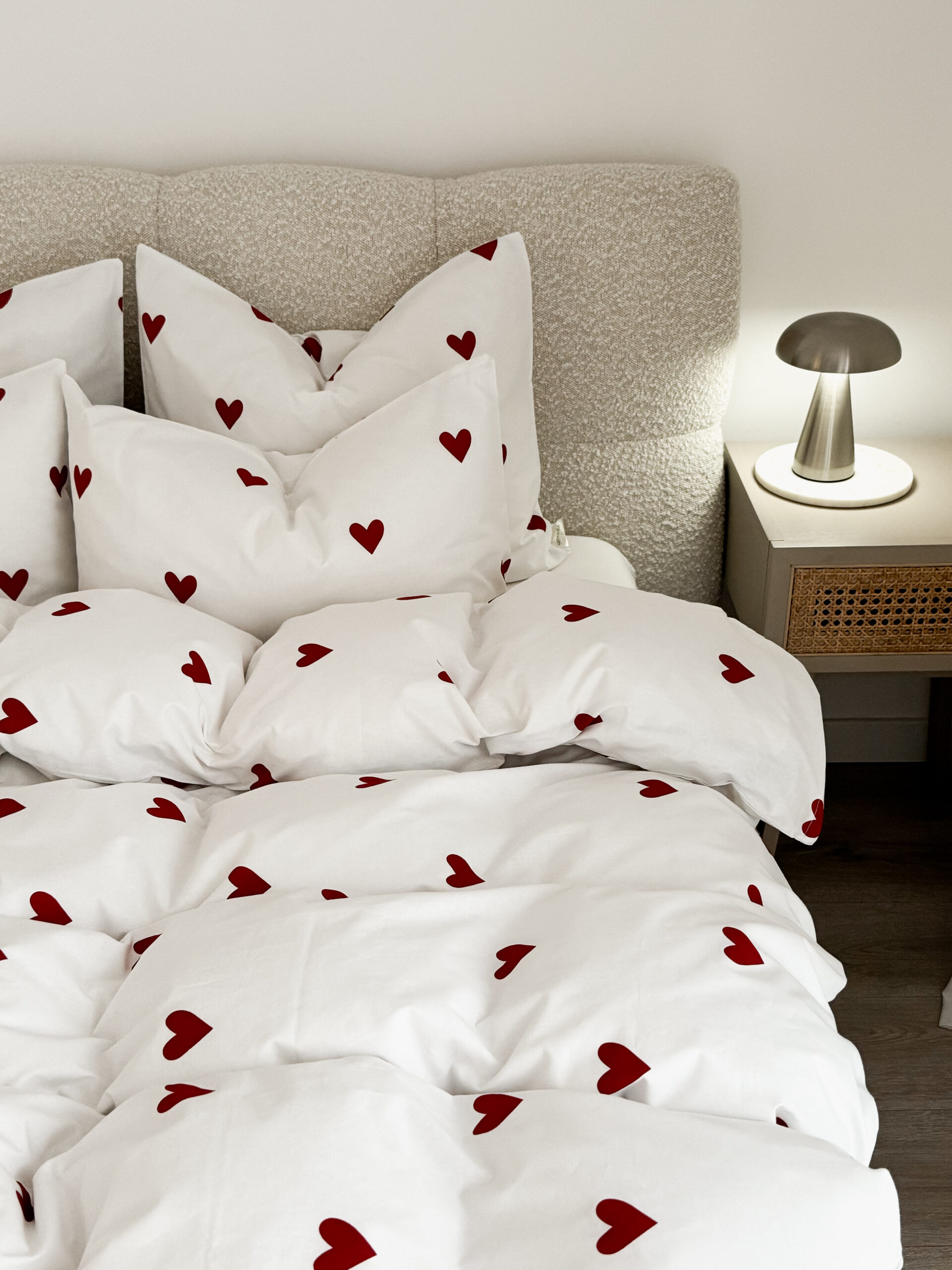 pościel bawełniana w czerwone serca komplet na łóżku