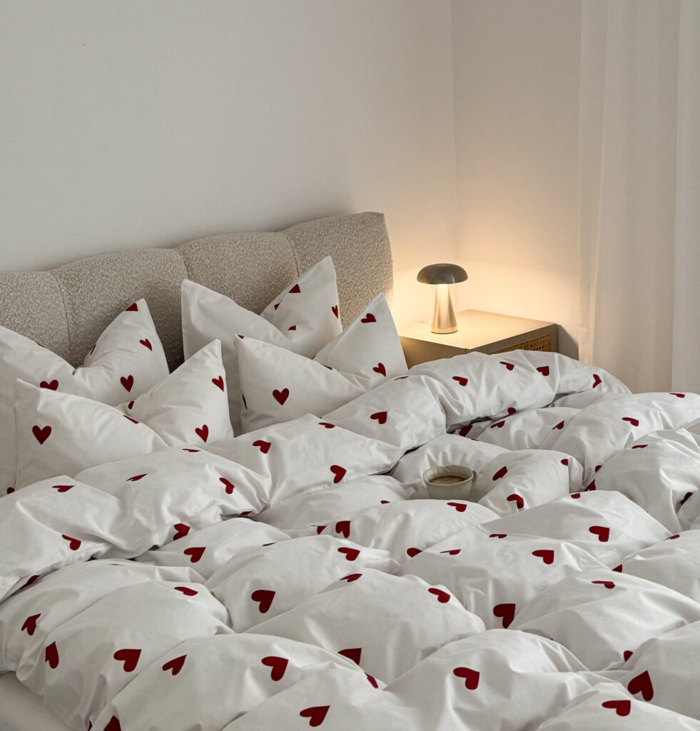 pościel bawełniana w czerwone serca romantyczna sypialnia