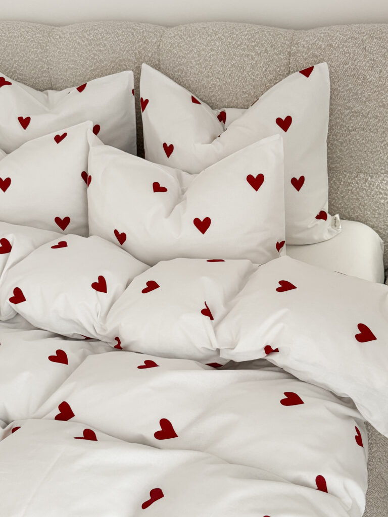  pościel bawełniana w czerwone serca przytulna aranżacja