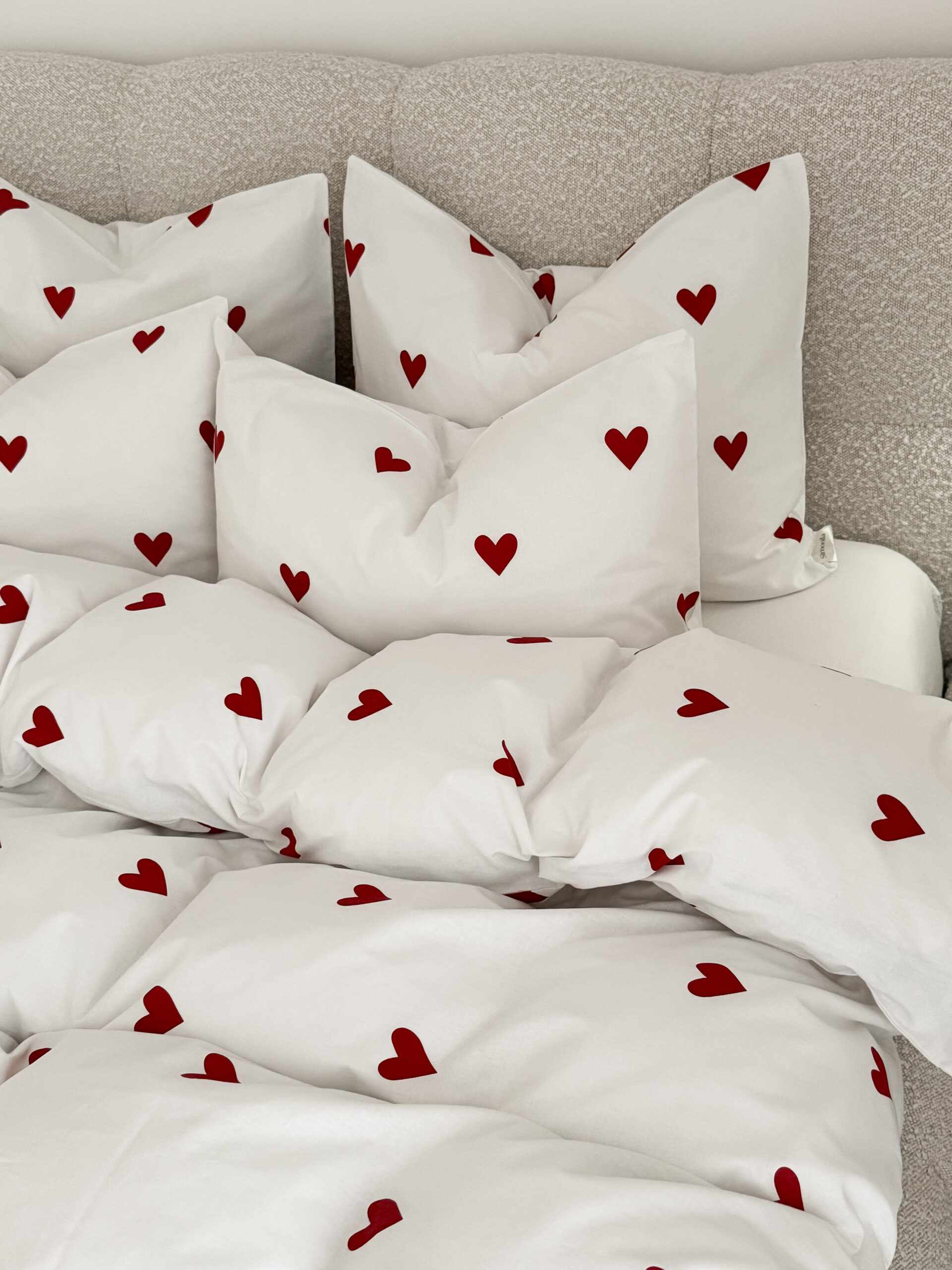 pościel bawełniana w czerwone serca przytulna aranżacja