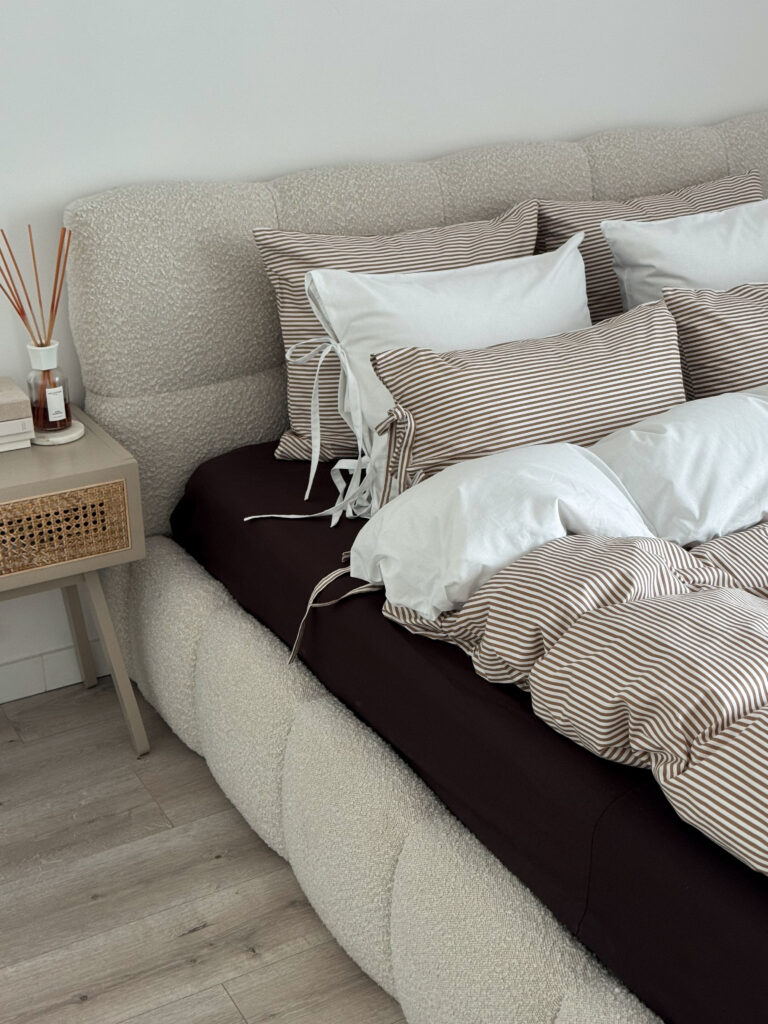 pościel w beżowe paseczki w sypialni