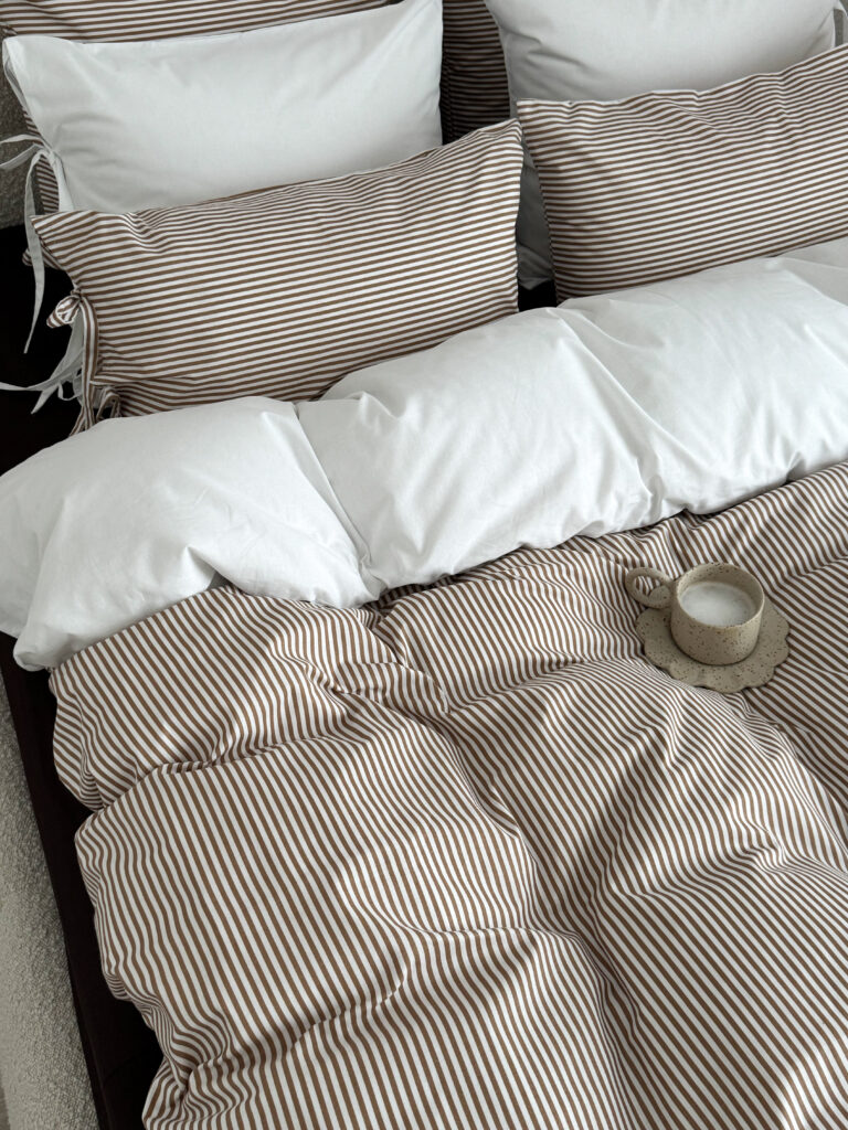 posciel-japandi-z-troczkami-bezowe-paski-bawełna-organiczna