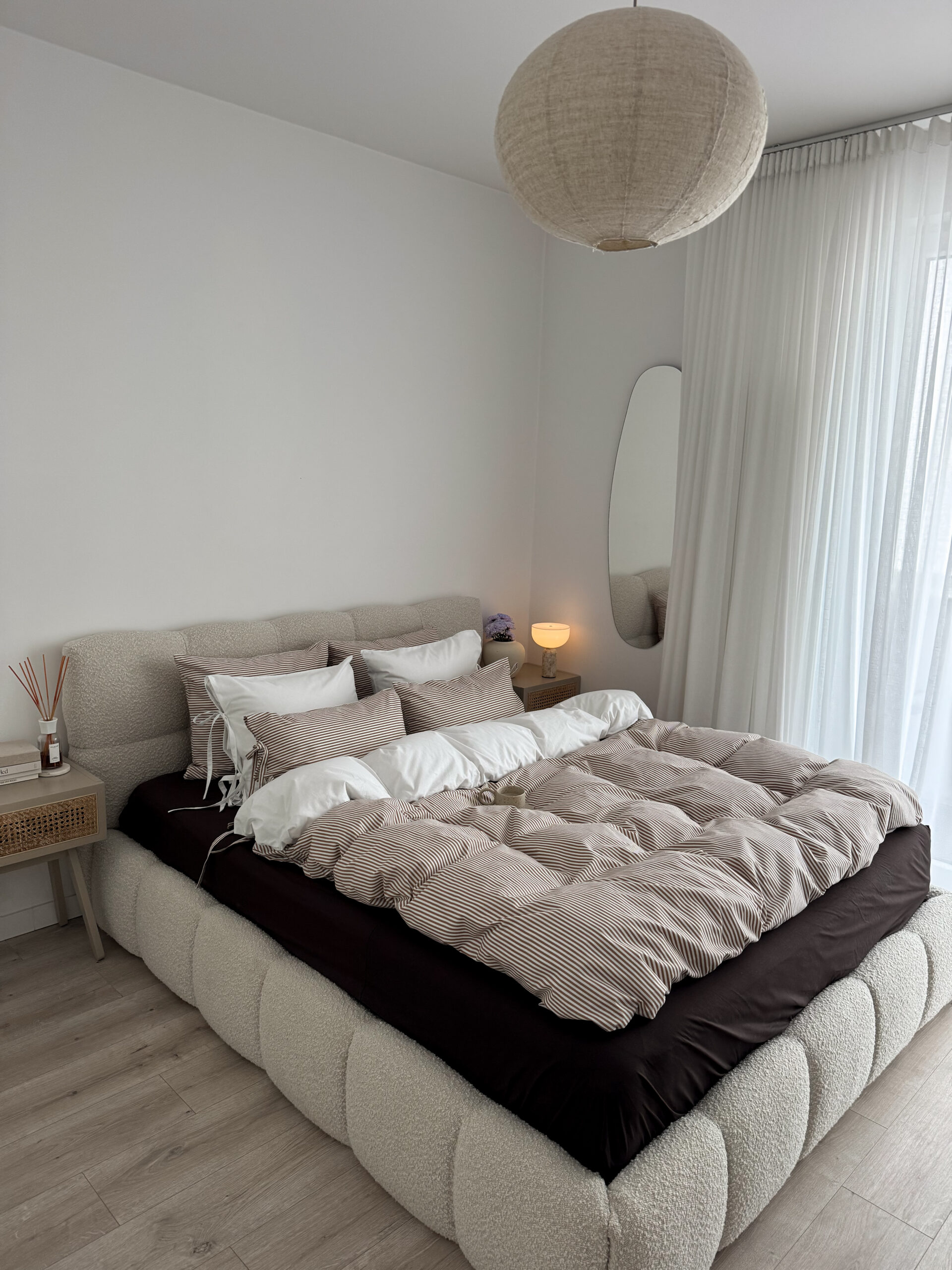 pościel w sypialni w biało beżowe paseczki