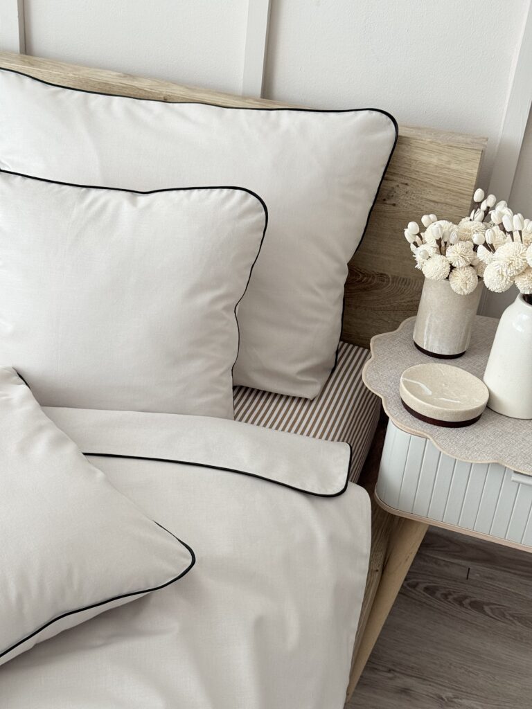 pościel chłodny beż styl japandi naturalna aranżacja