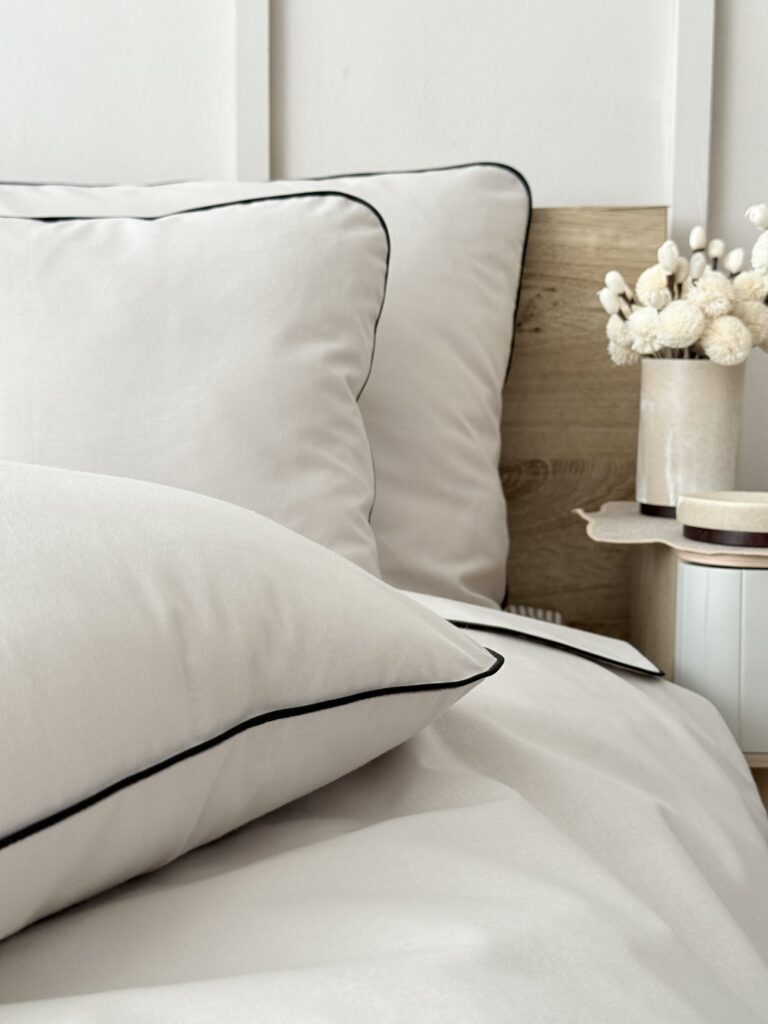 pościel chłodny beż czarna wypustka detal premium