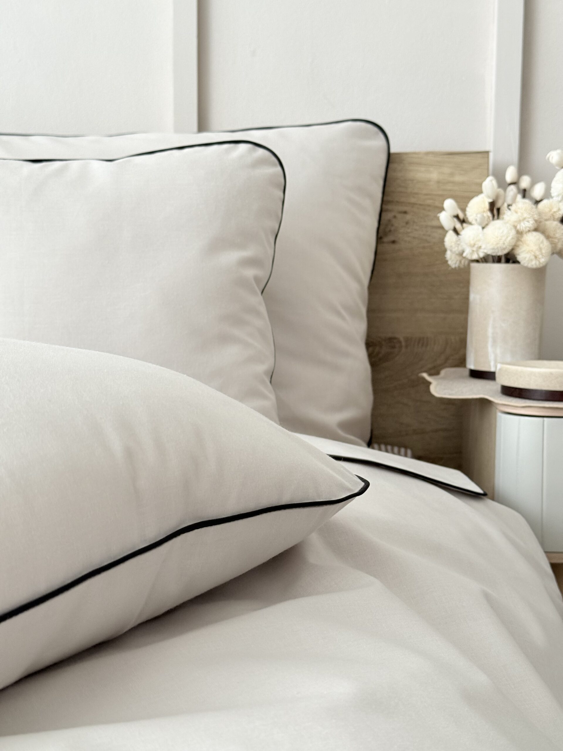 pościel chłodny beż czarna wypustka detal premium