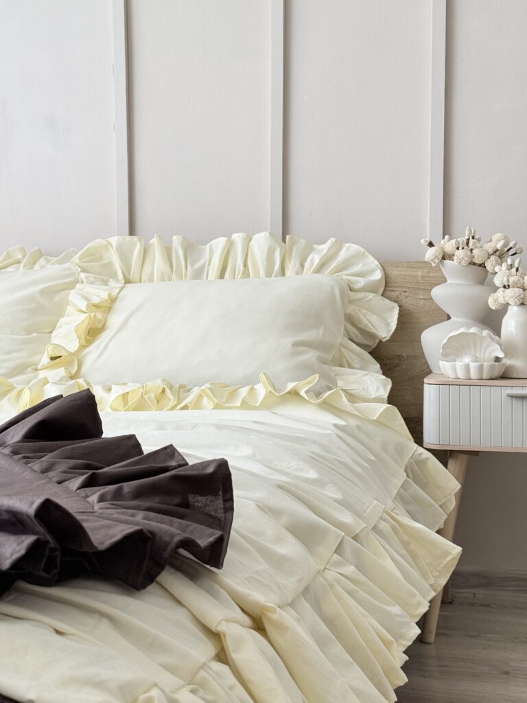 pościel bawełniana na wymiar z falbanką masełko simonila w sypialni