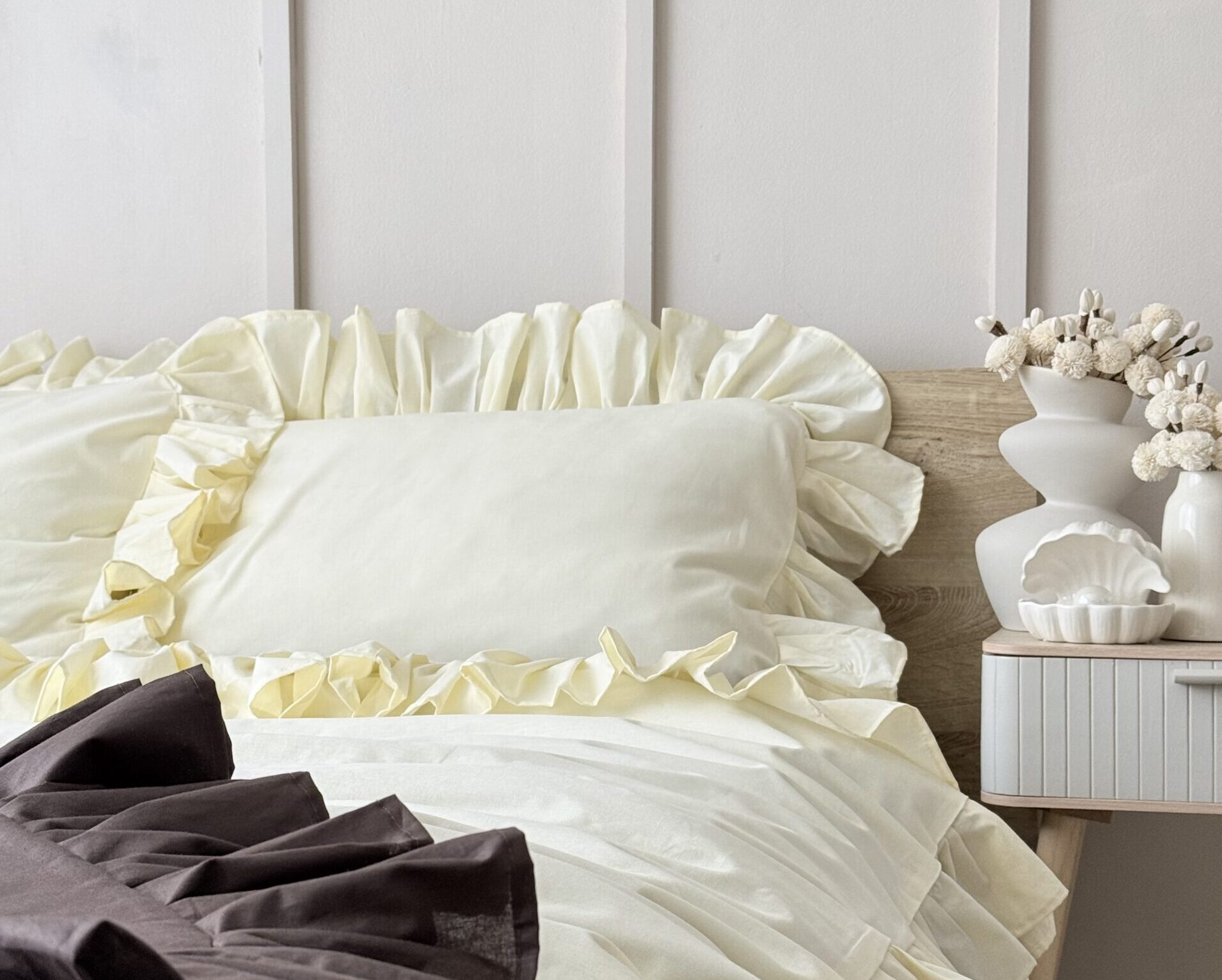 Nowość w Simonila: Pościel w kolorze masełko. Odkryj magię bawełny z falbanką i podaruj bliskim odrobinę luksusu.