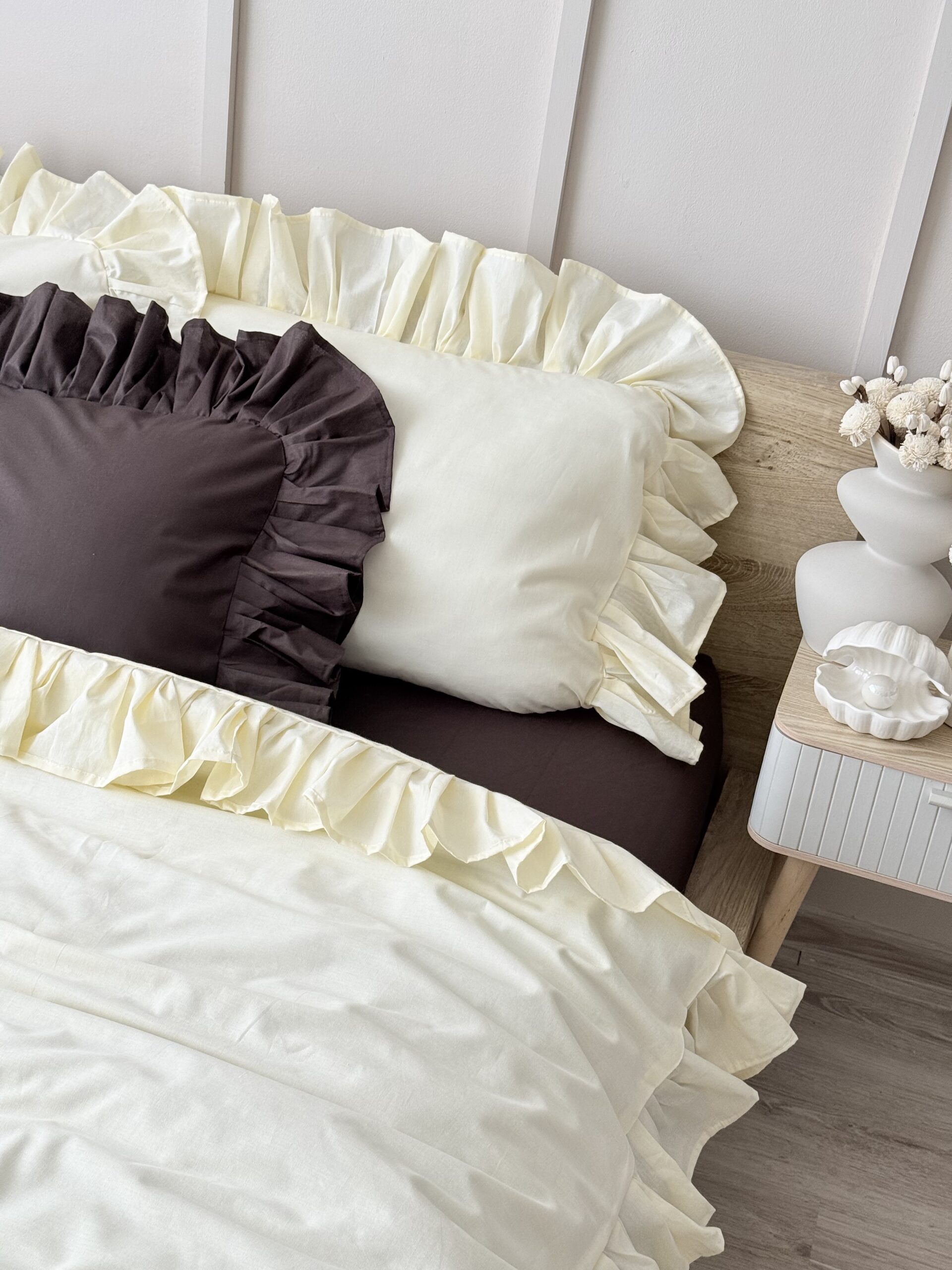 Pościel bawełniana z falbanką na wymiar masełko simonila w sypialni